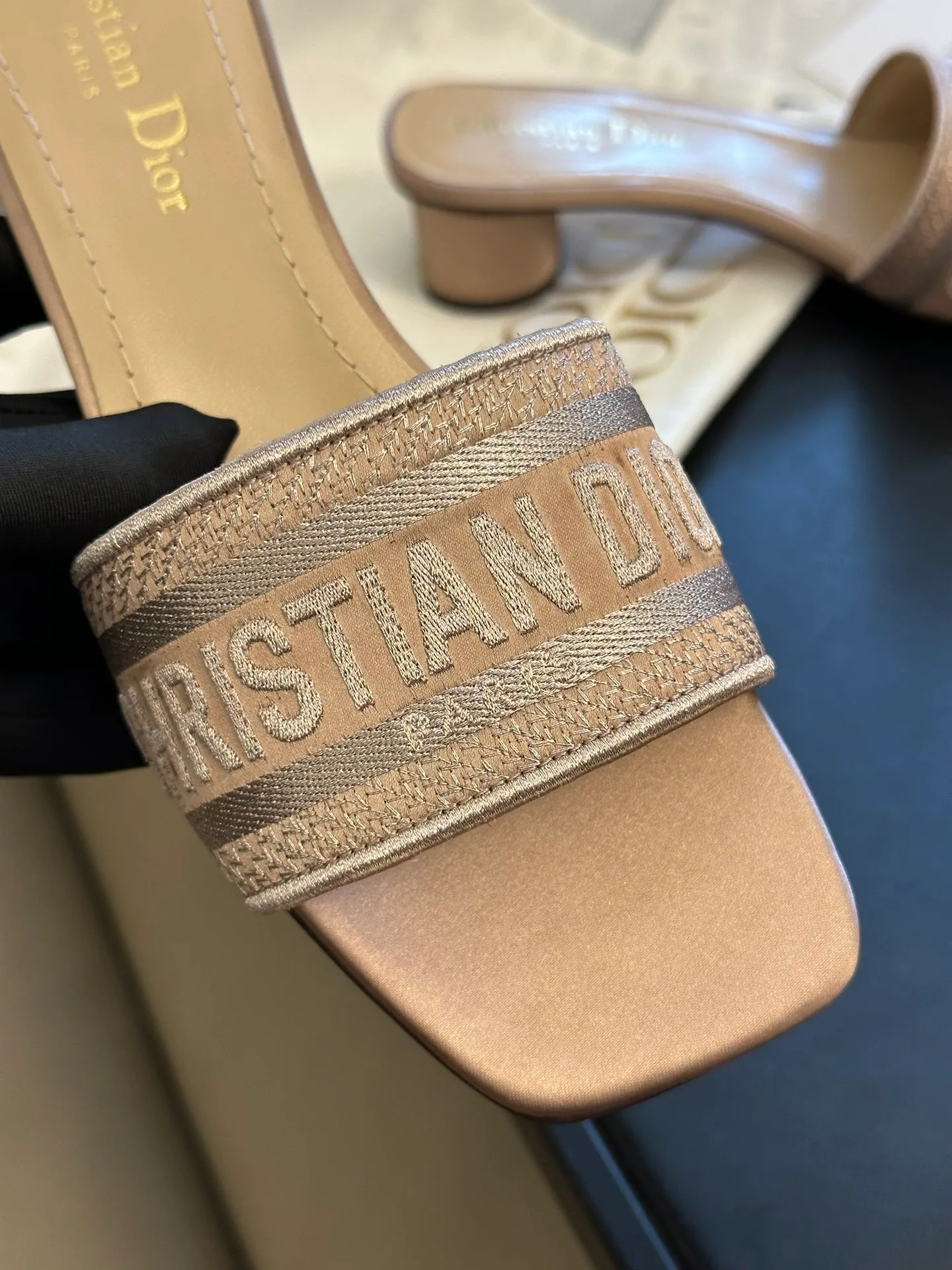 👟👟Ex-factory price 440👟👟 Dior • Dior 2025 DWAY spring and summer new one-word embroidered slippers version CD letter logo three-dimensional embroidered cylindrical heel sandals Square toe thick heel jelly color open-toe slippers Upper: Original consistent high-temperature water-soluble cotton electro-embroidery technology silk fabric Lining: Water-dyed sheepskin lining Outsole: Italian leather outsole Heel height: 3.5CM Number of yards: 35-40